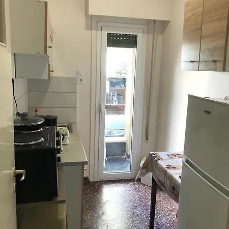 Zwei-zimmer-appartement Loutraki, 80m Fussweg Zum Strand Und Promenade アパート