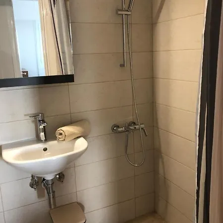 Zwei-zimmer-appartement Loutraki, 80m Fussweg Zum Strand Und Promenade アパート ルートラキ